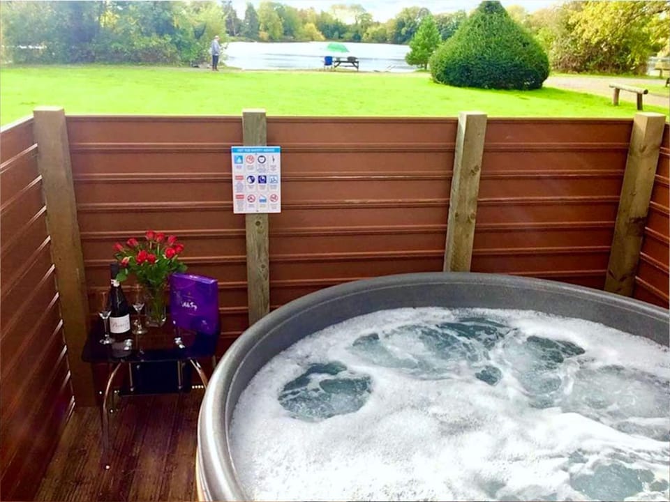 Property building, Hot Tub