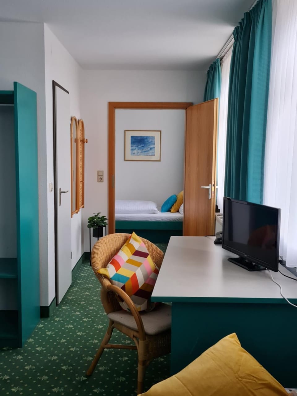 Bed, TV and multimedia, Photo of the whole room, Seating area, Bedroom, hair dresser