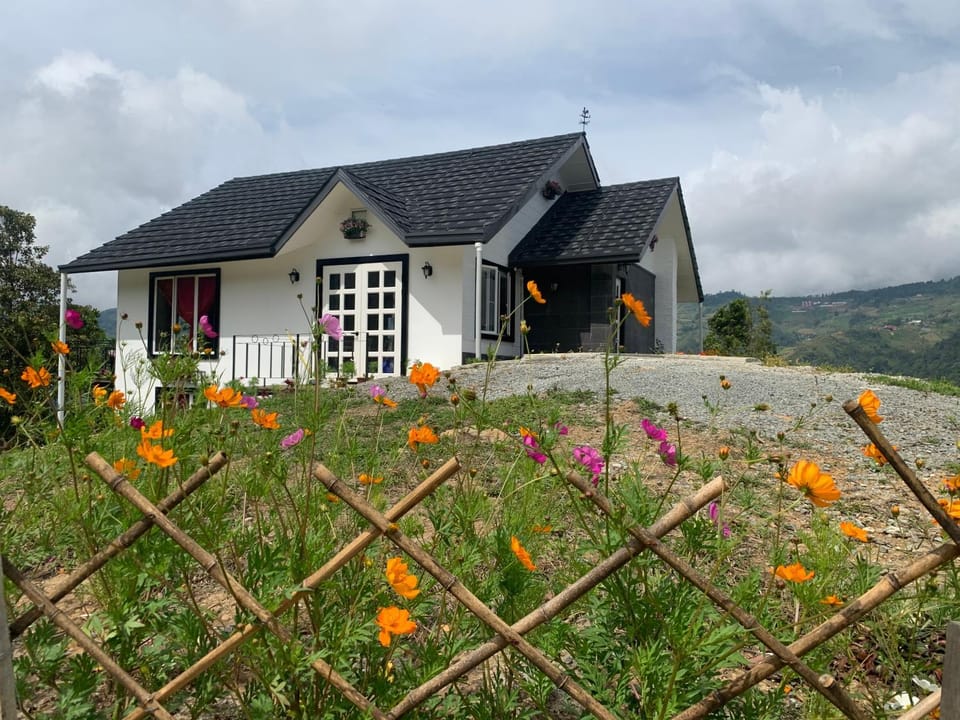 Hounon White Chimney Cottage-4 Bedrooms Villa in Sabah