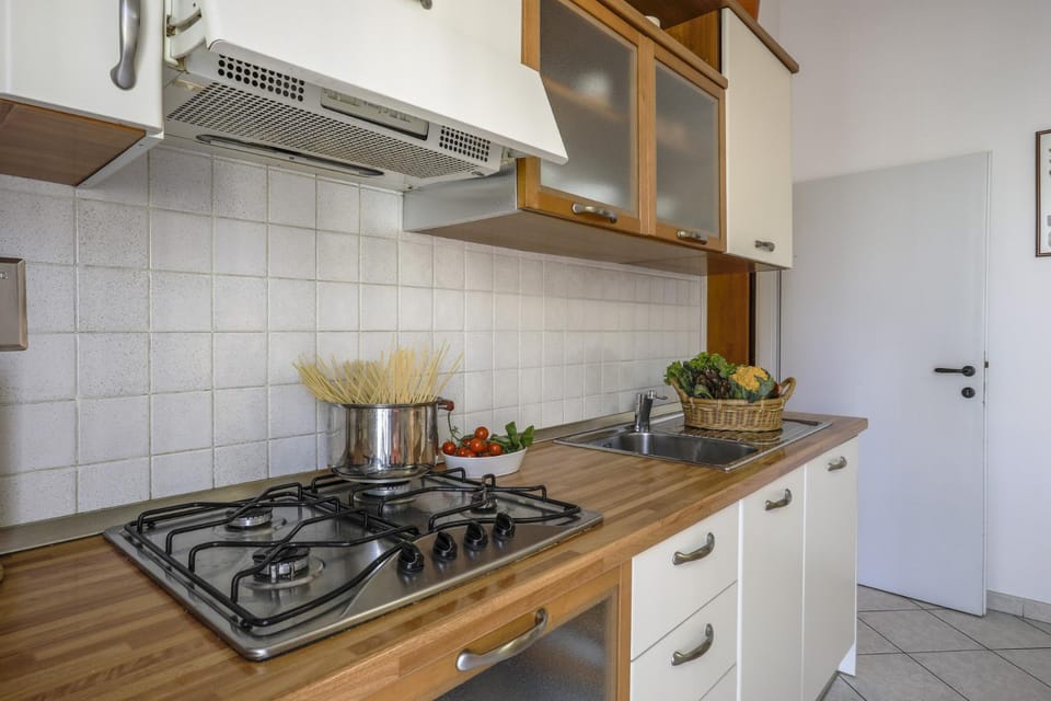 Kitchen or kitchenette, dishwasher, stove