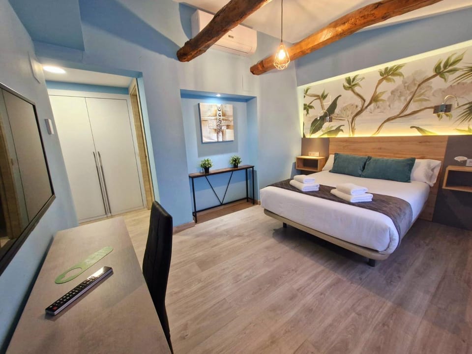 Bed, Photo of the whole room, wardrobe