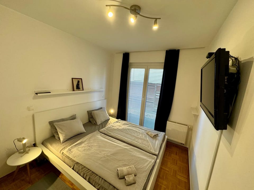 Bed, TV and multimedia, Photo of the whole room, Evening entertainment, Bedroom, towels