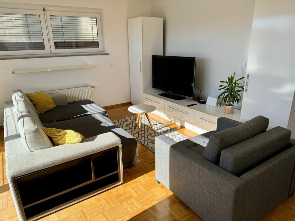 Communal lounge/ TV room, TV and multimedia, Living room, Seating area, Evening entertainment