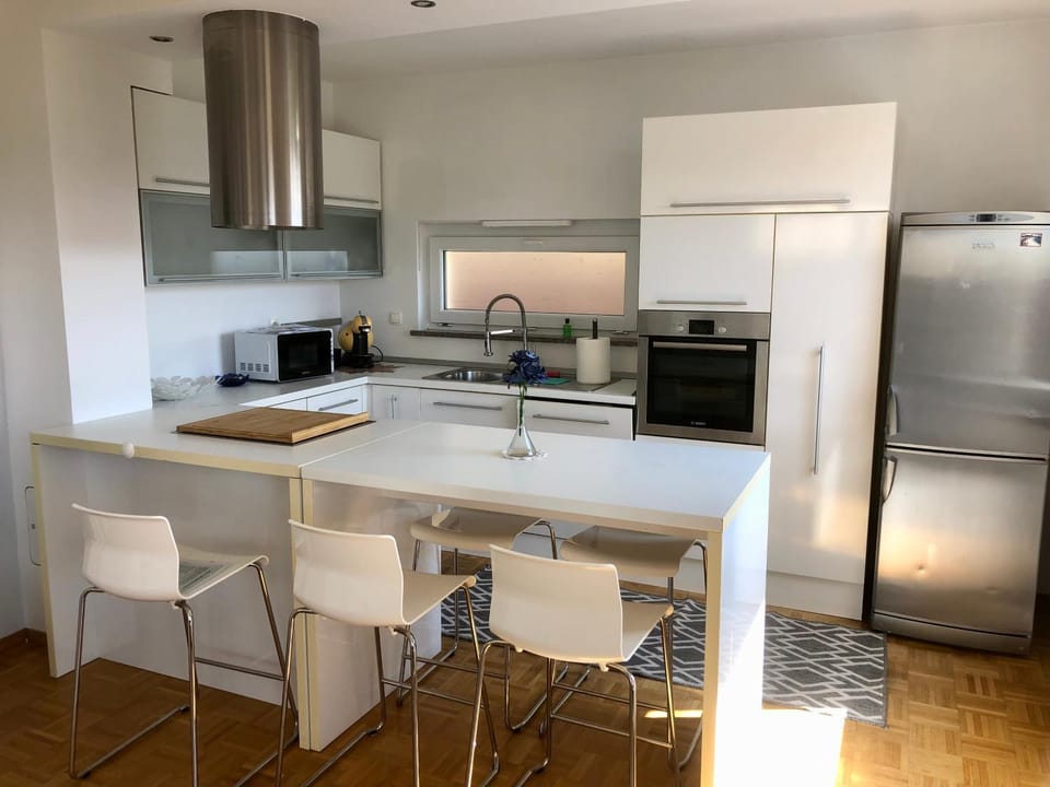 Kitchen or kitchenette, Dining area, dishwasher, minibar, pet friendly