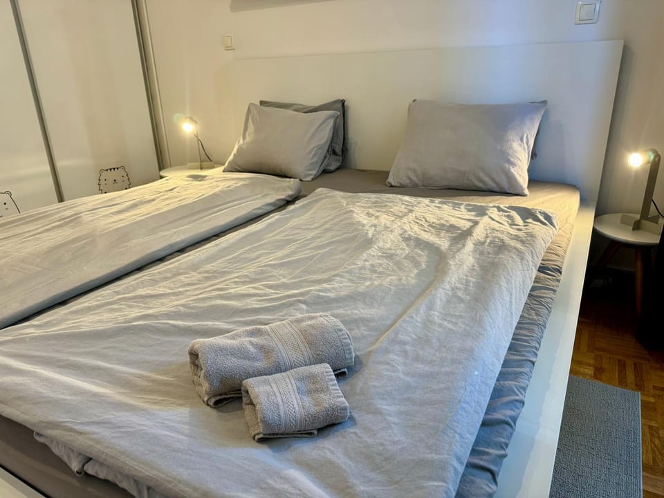 Bed, Photo of the whole room, Bedroom, towels