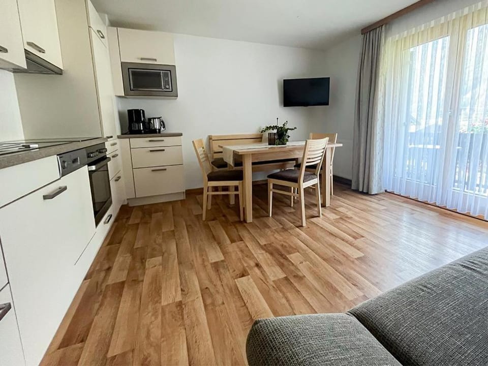 Kitchen or kitchenette, Seating area, Dining area, dishwasher