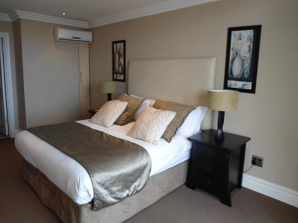 Photo of the whole room, air conditioner