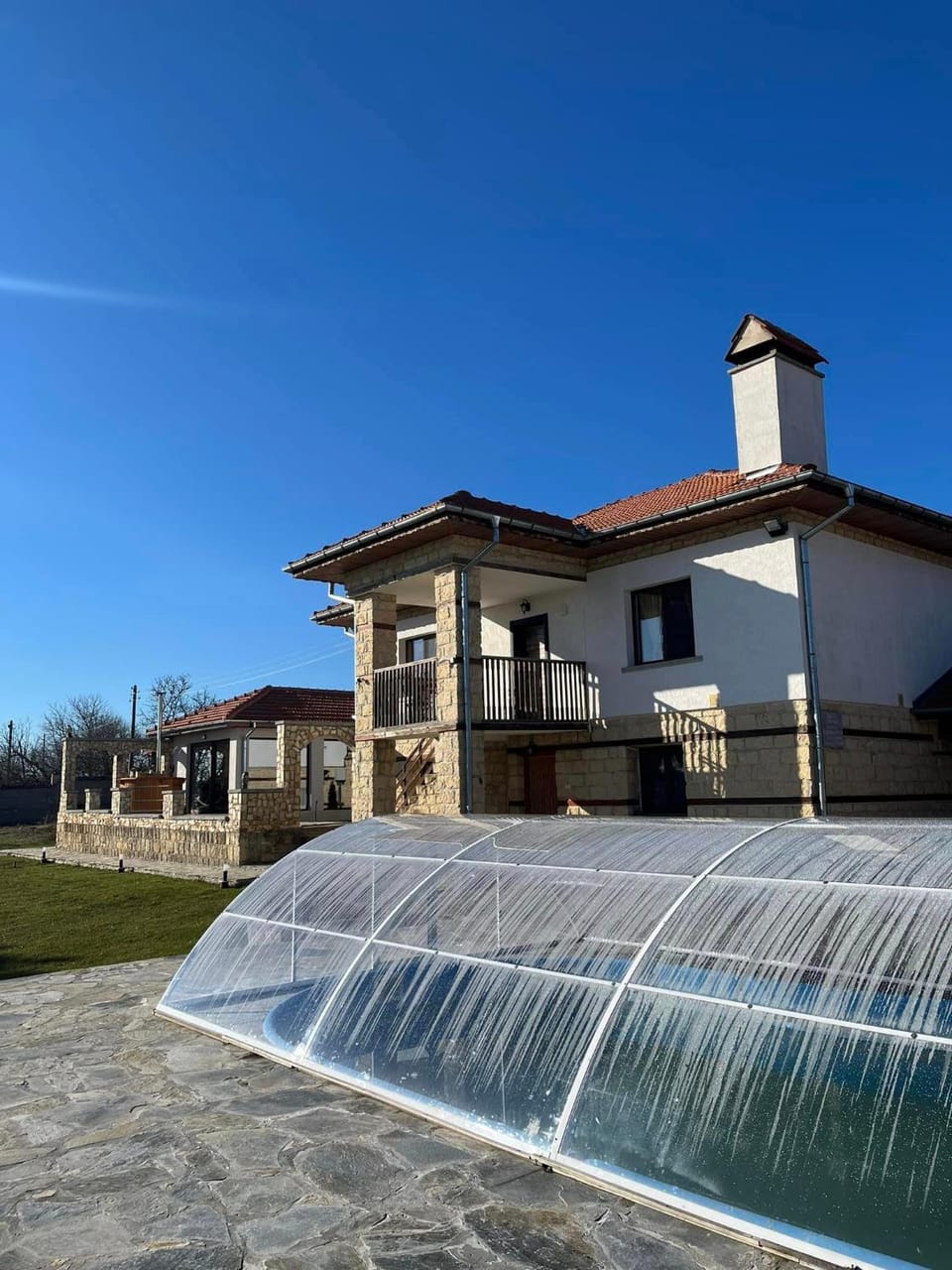 Property building, Day, Pool view, Swimming pool