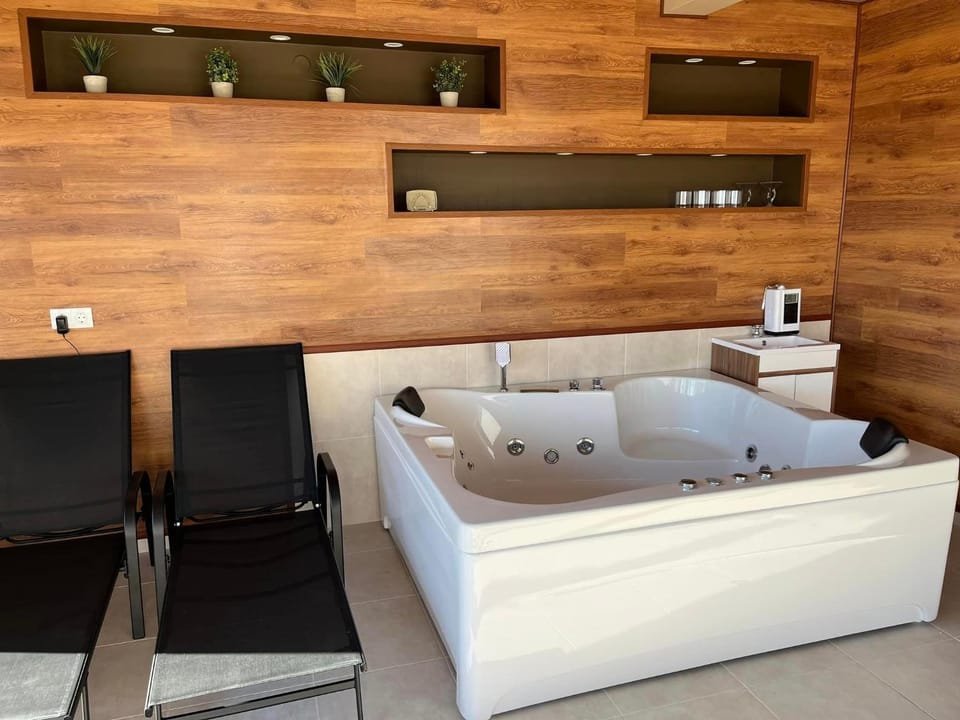 Hot Tub, Spa and wellness centre/facilities, Spa and wellness centre/facilities, Seating area, sunbed