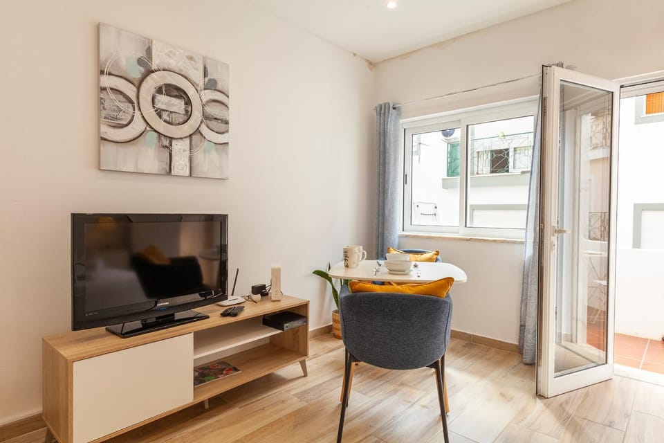 TV and multimedia, Living room, Seating area, Dining area