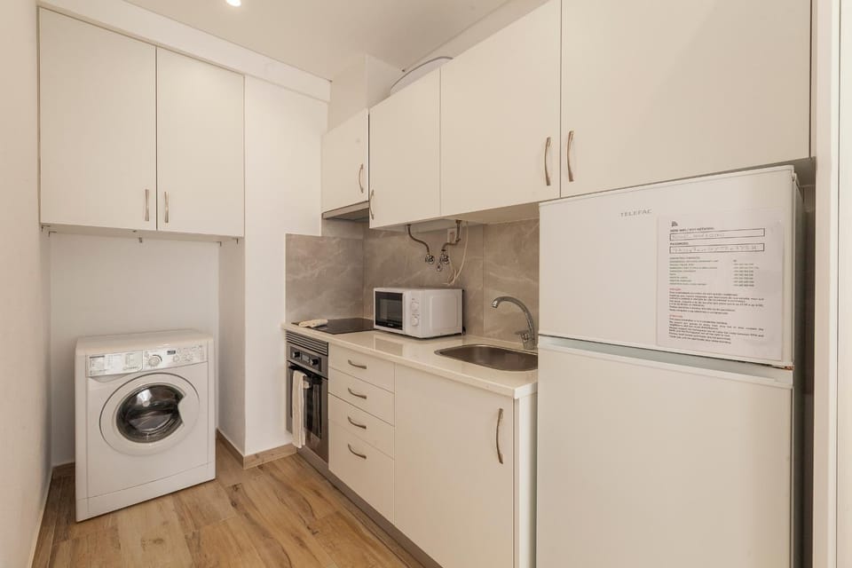 Coffee/tea facilities, Kitchen or kitchenette, oven, stove, toaster, washing machine