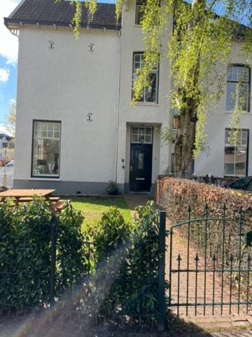 Luxe kamer in stadsvilla, gratis parkeren! Bed and Breakfast in Overijssel (province)