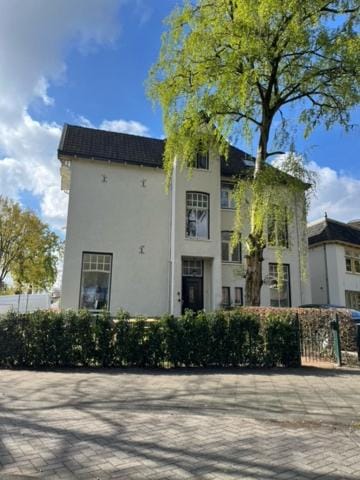 Luxe kamer in stadsvilla, gratis parkeren! Bed and Breakfast in Overijssel (province)