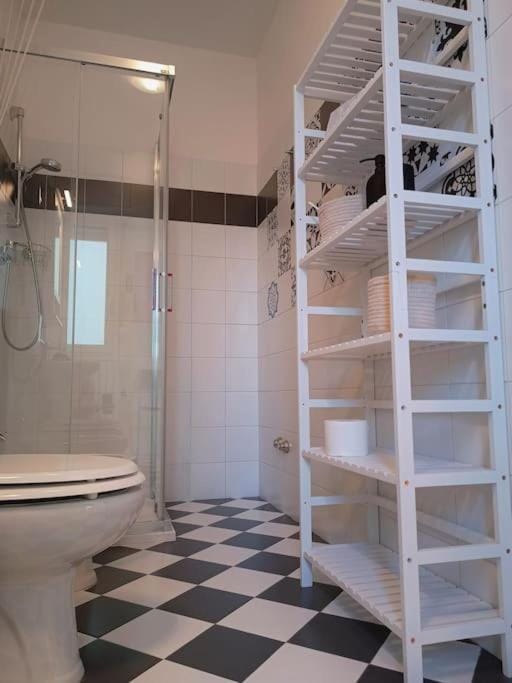 Shower, Toilet, Bathroom, towels