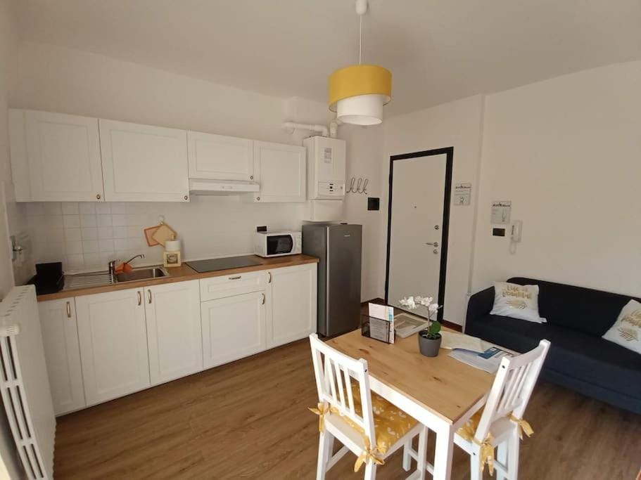 Kitchen or kitchenette, Dining area, minibar, stove