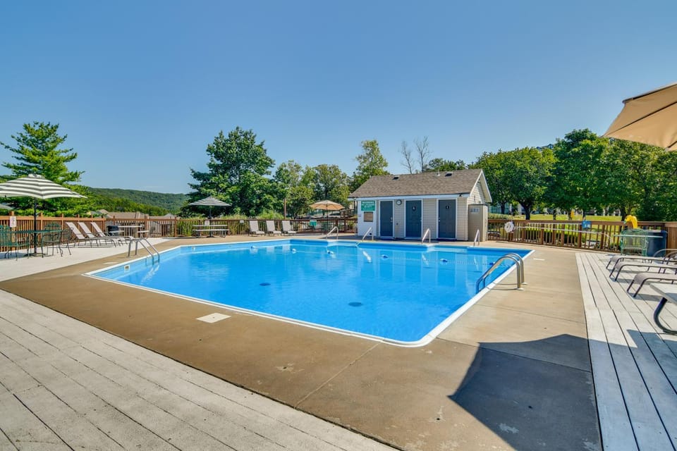 Near Silver Dollar City! Condo w/ Hot Tub & Lake House in Indian Point