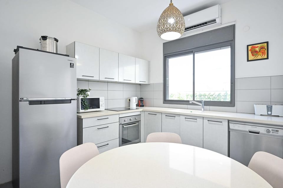 Kitchen or kitchenette, Dining area, dishwasher, oven