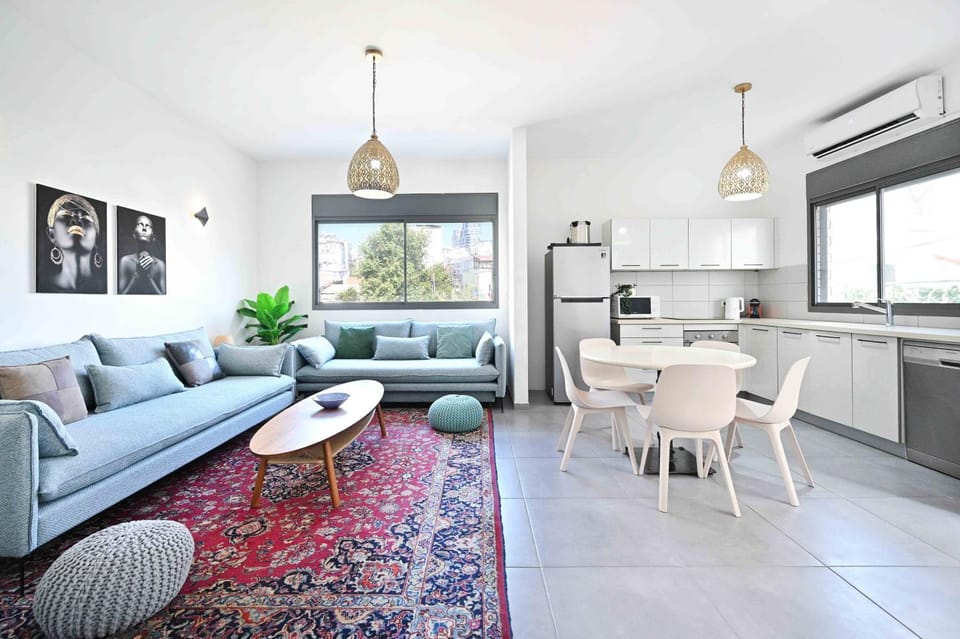 Kitchen or kitchenette, Living room, Seating area, Dining area