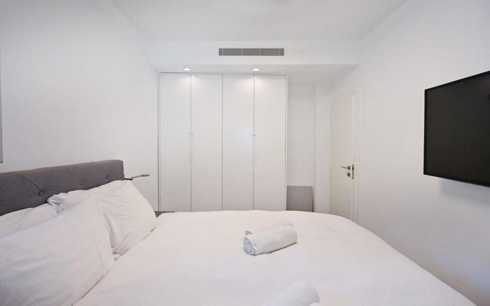 Bed, TV and multimedia, Bedroom