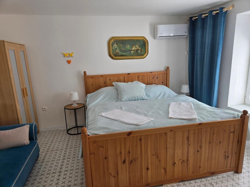 Bed, air conditioner