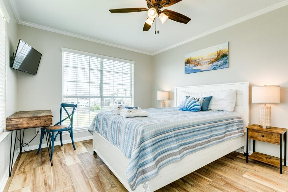 Classy Home with Backyard Oasis Hot Tub and 2 Shaded Decks House in Hitchcock