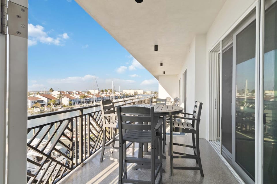 4b/3b Brand New Waterfront - The Harbor #405 Apartment in Madeira Beach
