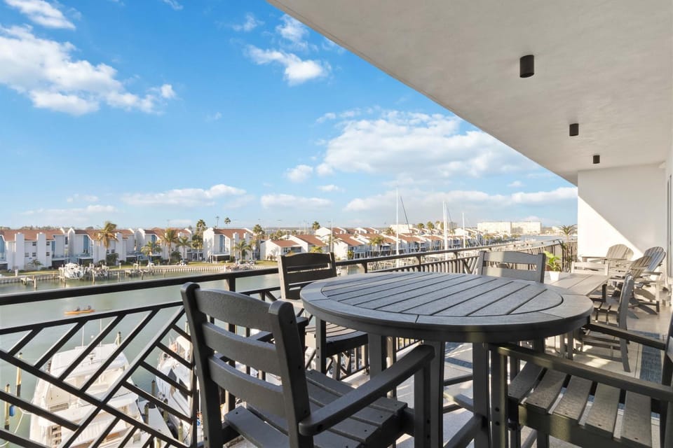 4b/3b Brand New Waterfront - The Harbor #405 Apartment in Madeira Beach