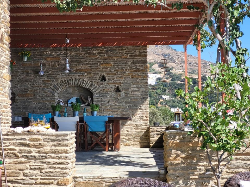 Patio, Day, Dining area