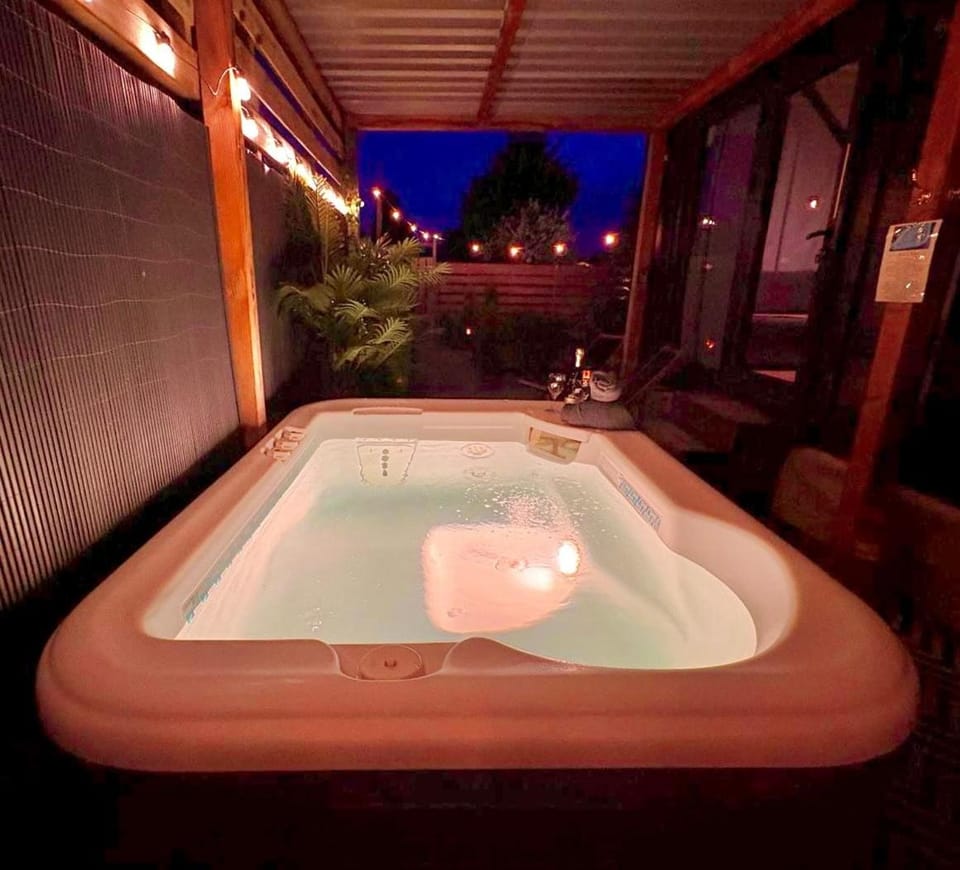 Charming Tiny House with Private Jacuzzi, Sauna and Garden & Free Parking between Amsterdam Haarlem and Schiphol Airport House in Haarlem