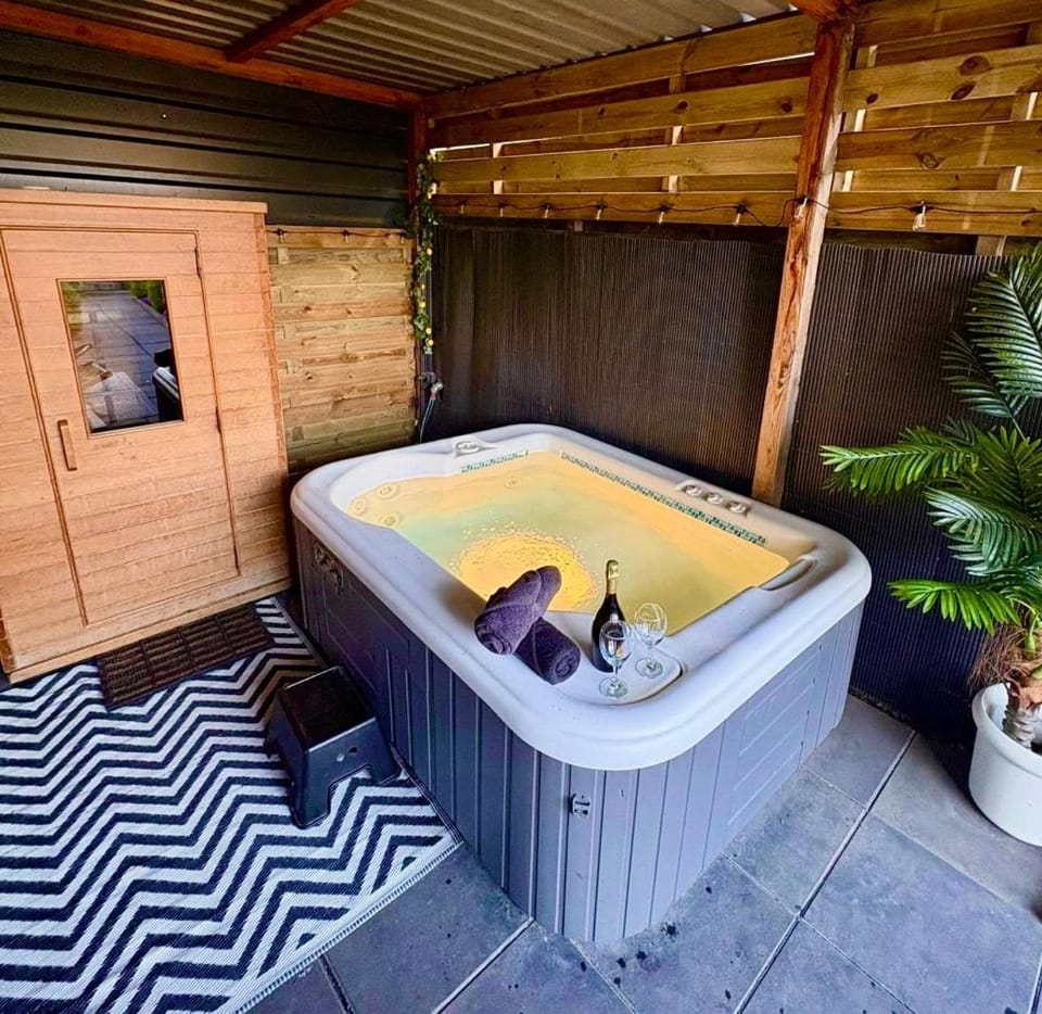 Charming Tiny House with Private Jacuzzi, Sauna and Garden & Free Parking between Amsterdam Haarlem and Schiphol Airport House in Haarlem