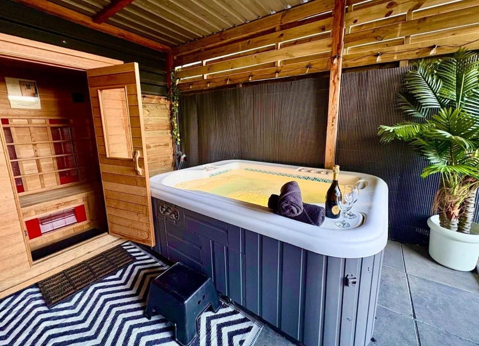 Charming Tiny House with Private Jacuzzi, Sauna and Garden & Free Parking between Amsterdam Haarlem and Schiphol Airport House in Haarlem