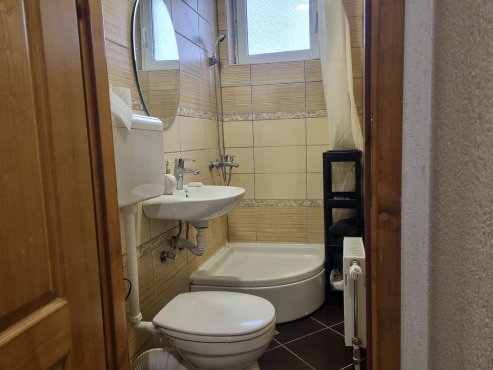 Shower, Toilet, Bathroom, towels