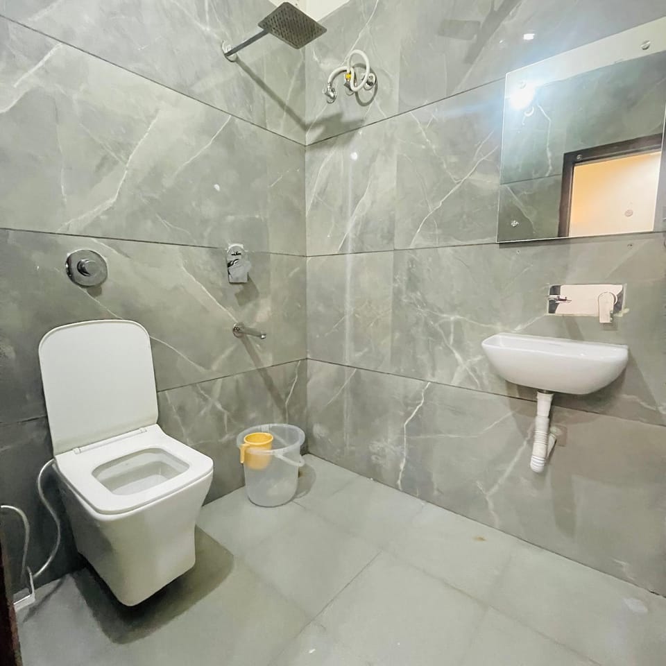 Shower, Toilet