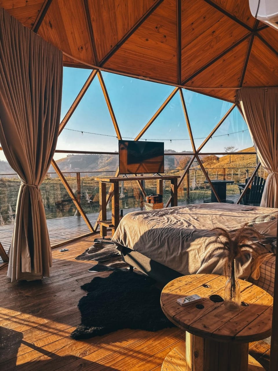 Communal lounge/ TV room, Bed, Natural landscape, TV and multimedia, View (from property/room), Photo of the whole room, Bedroom, Mountain view