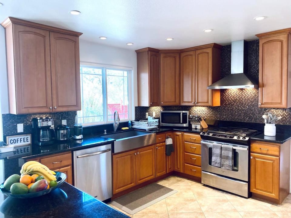 Coffee/tea facilities, Kitchen or kitchenette, dishwasher, oven, stove, toaster