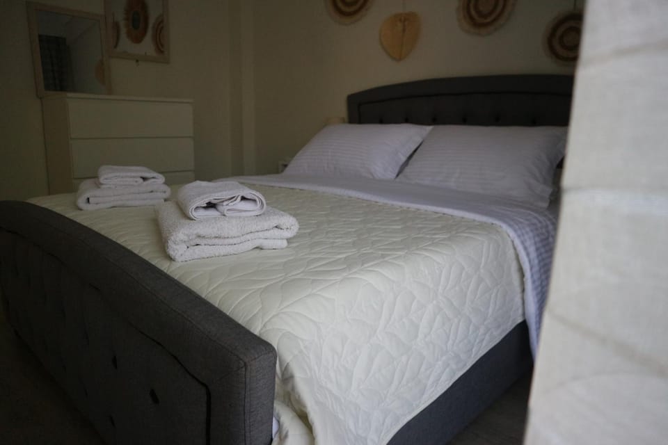 Bed, Photo of the whole room, Bedroom, towels