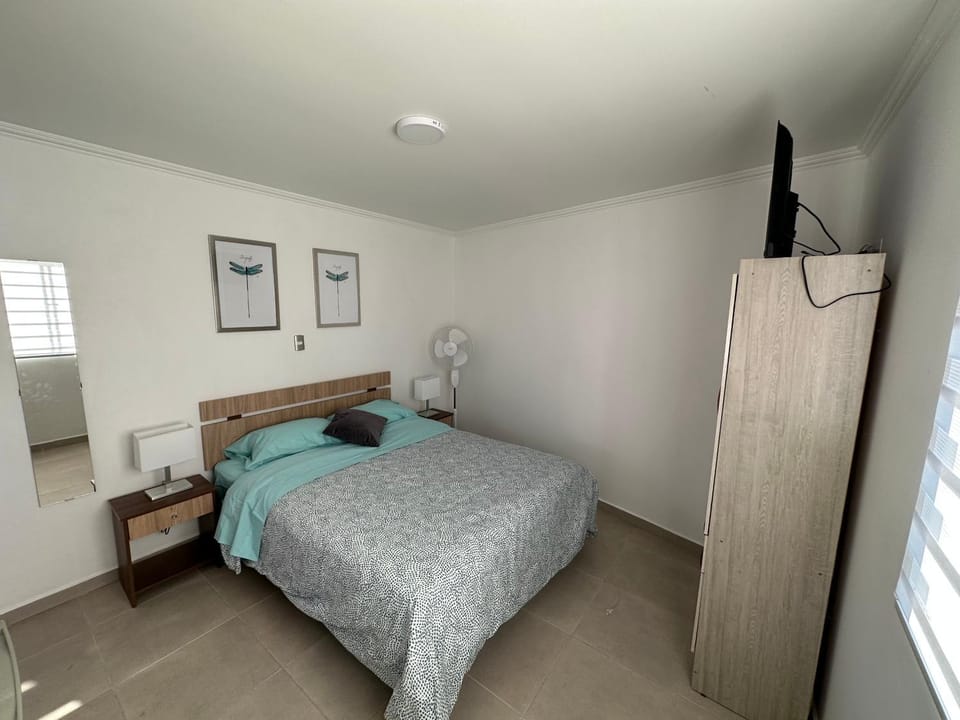 Bed, TV and multimedia, Bedroom