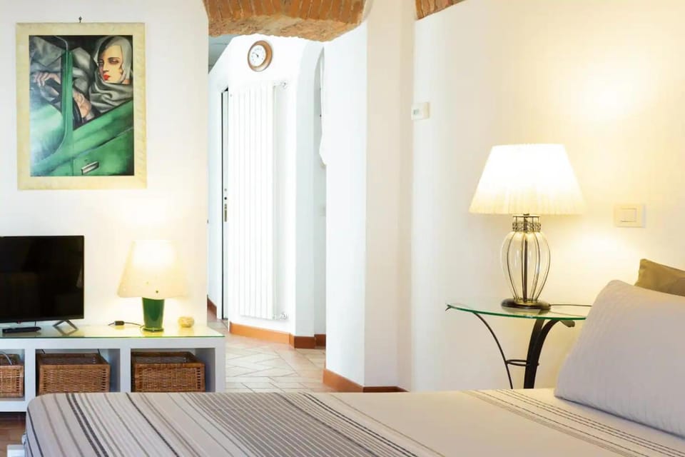 Bed, TV and multimedia, Bedroom, Entertainment