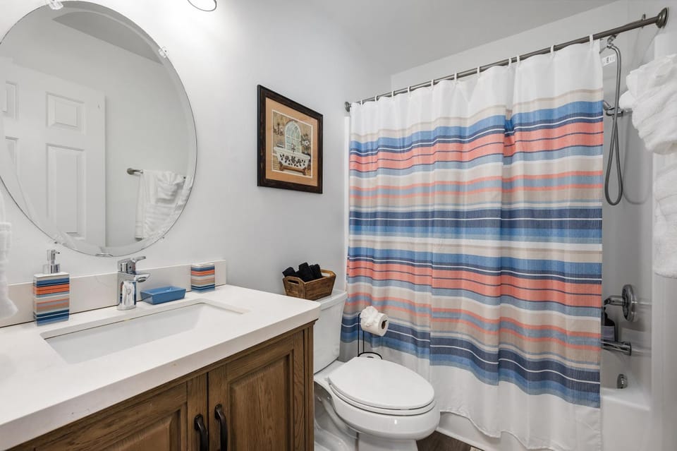 Shower, Toilet, Bathroom, Bath, towels