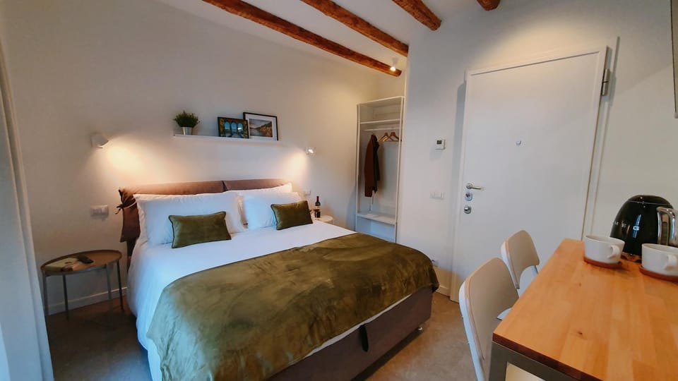 Bed, Photo of the whole room, Bedroom, hair dresser