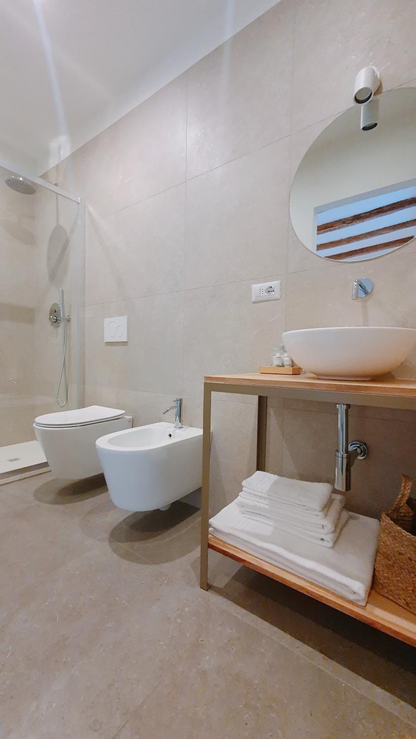 Shower, Toilet, Bathroom, bidet, towels