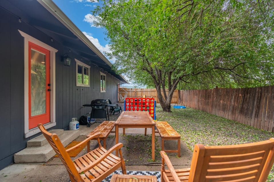 Walk to GC Train Depot and Route 66, king beds, game room, BBQ, firepit House in Williams