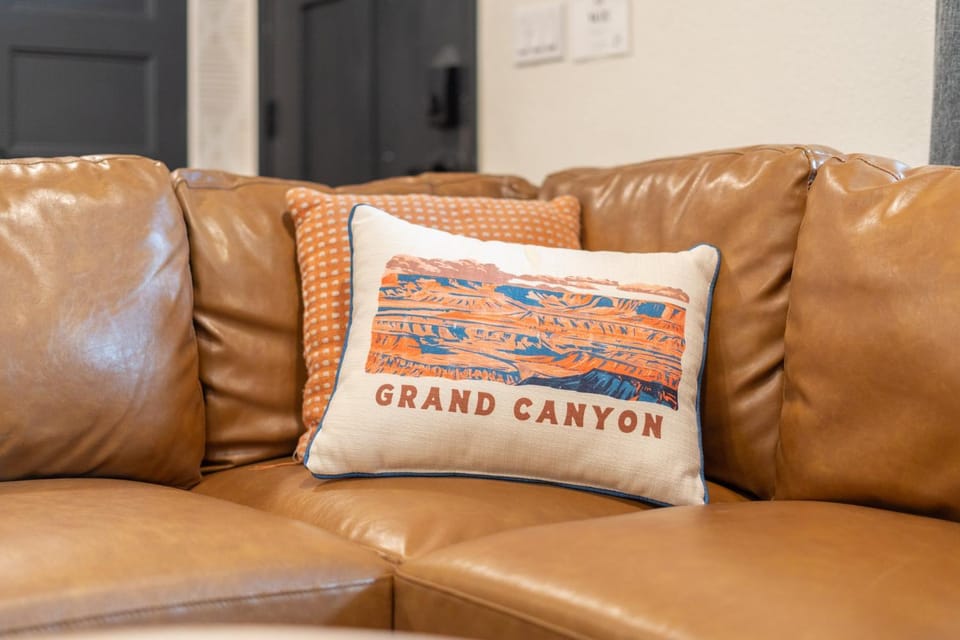 Walk to GC Train Depot and Route 66, king beds, game room, BBQ, firepit House in Williams