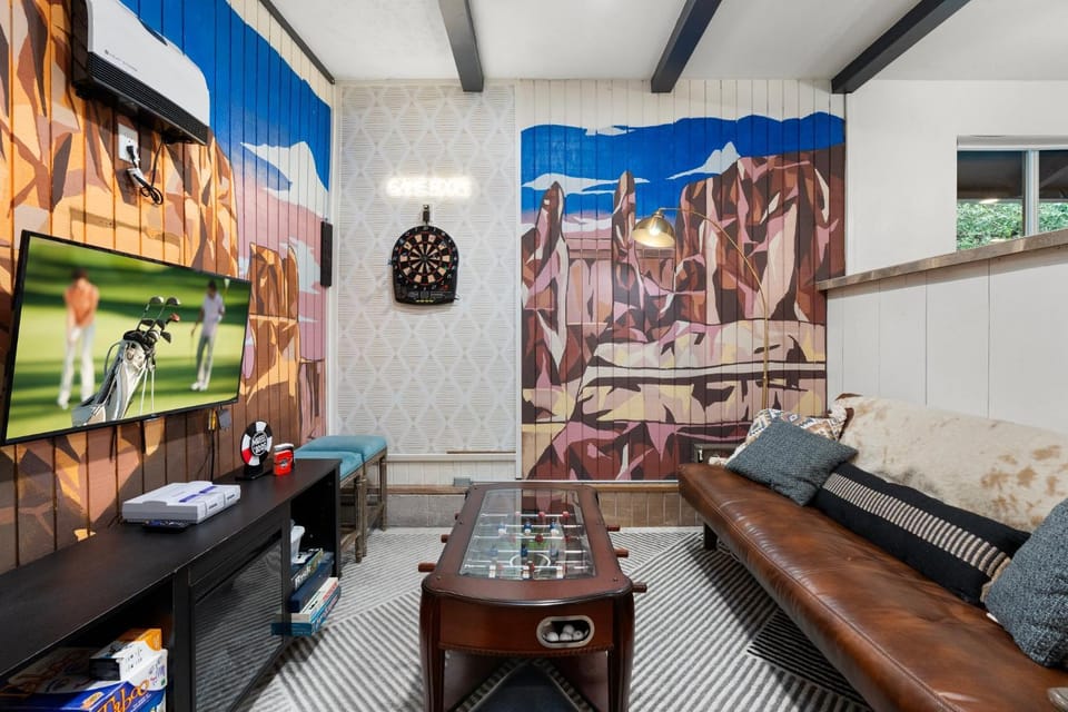 Walk to GC Train Depot and Route 66, king beds, game room, BBQ, firepit House in Williams