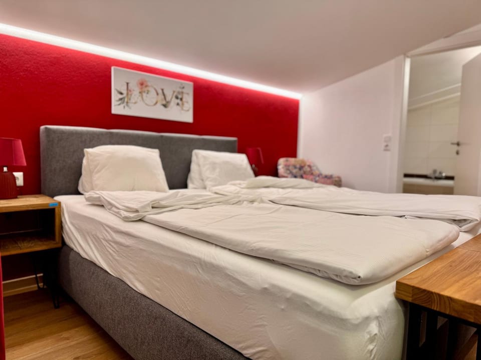 Bed, Photo of the whole room, Bedroom