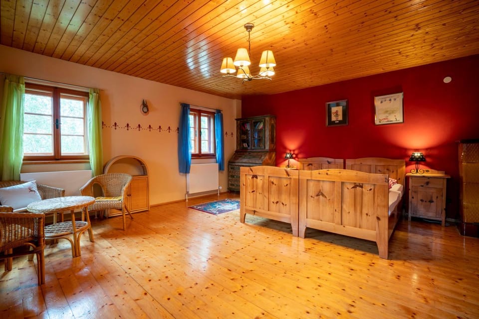 Photo of the whole room, Seating area