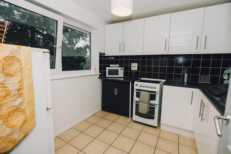 Cozy & Central Luton 2Bed Apartment - Free Parking - Free Fast Wi-Fi - Near Luton Airport - Sleeps 5 Apartment in Luton