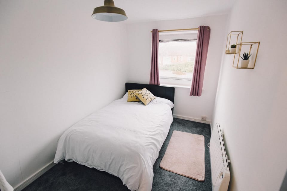 Cozy & Central Luton 2Bed Apartment - Free Parking - Free Fast Wi-Fi - Near Luton Airport - Sleeps 5 Apartment in Luton