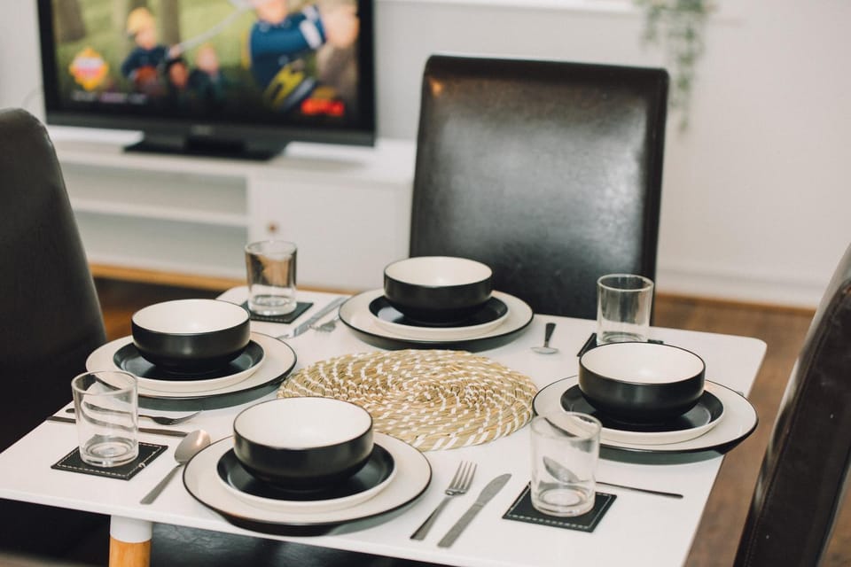 Cozy & Central Luton 2Bed Apartment - Free Parking - Free Fast Wi-Fi - Near Luton Airport - Sleeps 5 Apartment in Luton