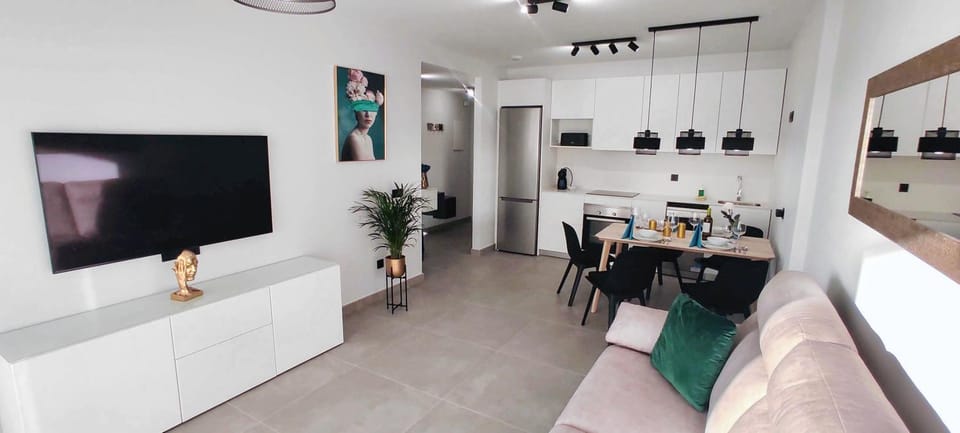 TV and multimedia, Kitchen or kitchenette, Living room, Dining area, stove